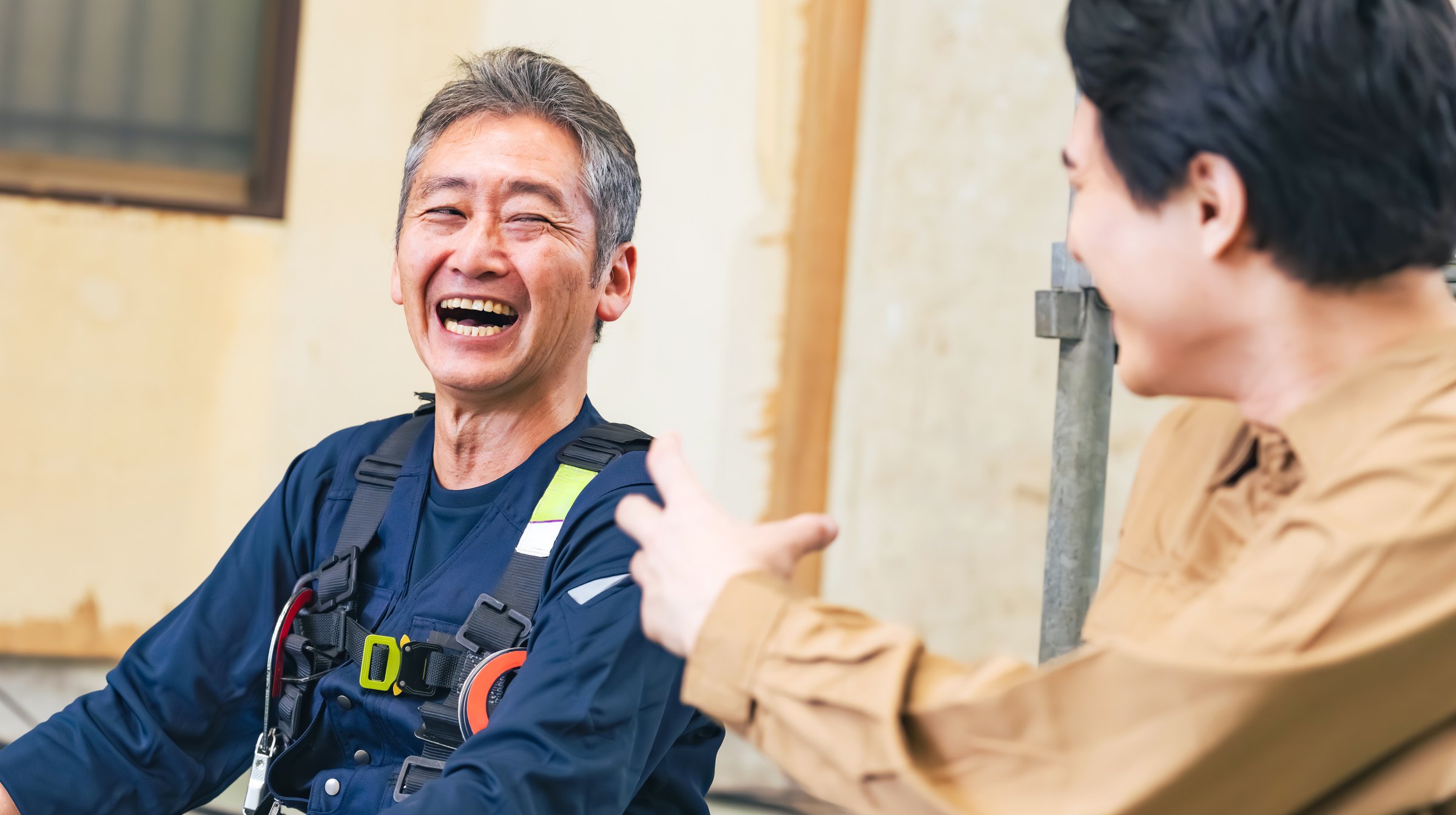 笑顔で話す大工