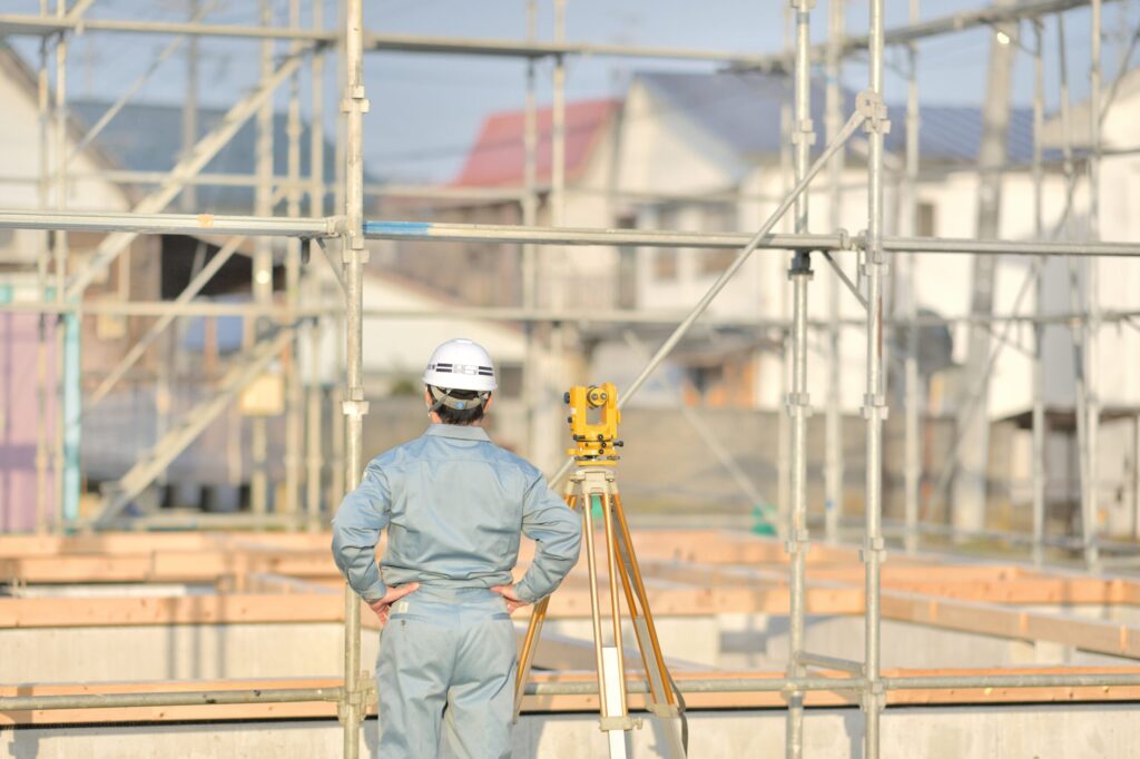 住宅地で敷地を測る現場監理