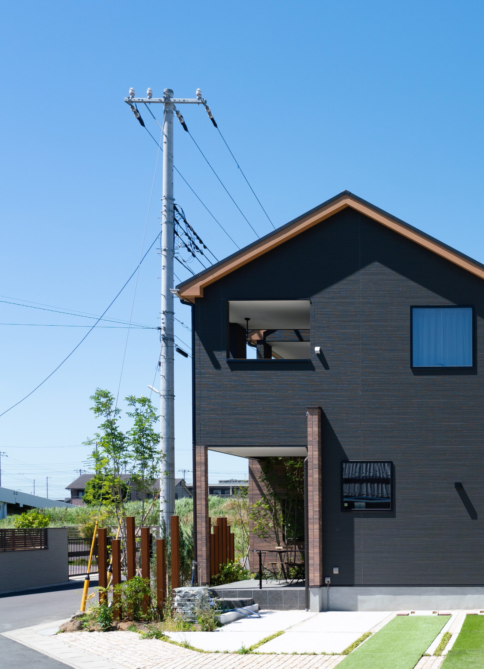 白い外壁の二階建て住宅の外観