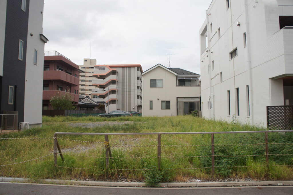 白い塗り壁と、木の手すりが映える二階建て（デモ） 施工前