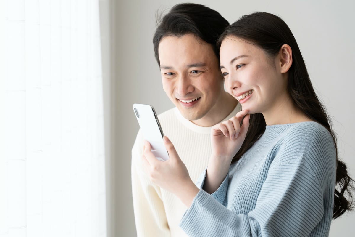 ご自宅で届いた資料をご夫婦で見ている様子（デモ）