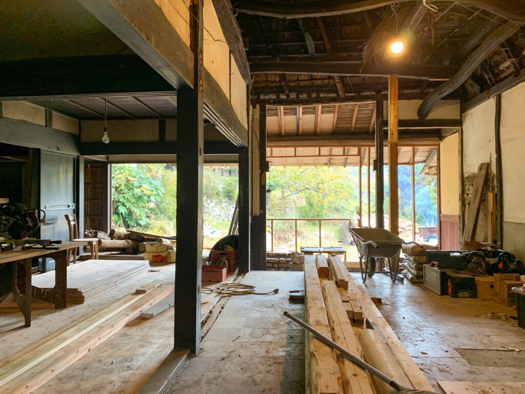 地域の職人チームで（デモ） 木を刻む現場