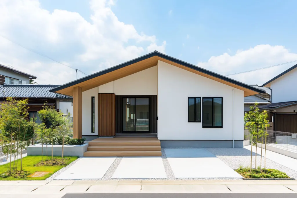 深い軒と、木の温もりがある平屋